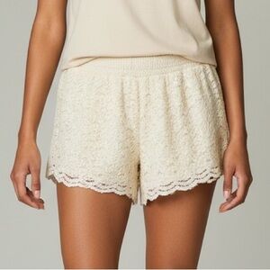 Hollister Women's Cream Lace Booty Shorts Size M‎ Lined Elastic Waist Floral